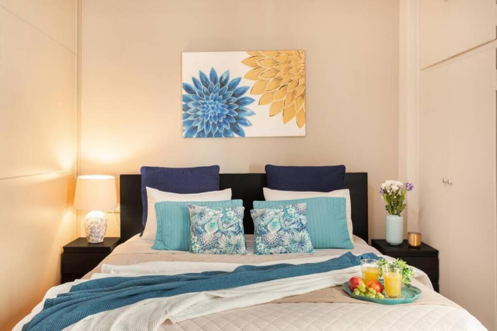 Apartment Stylish King Size Bed Steps From Acropolis By Ghh Athens